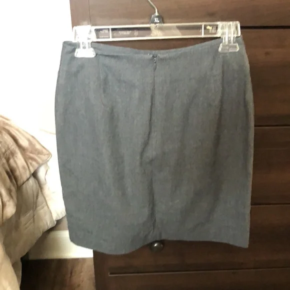The Limited - Cute stretch skirt. Excellent condition to big for me - Picture 3 of 4